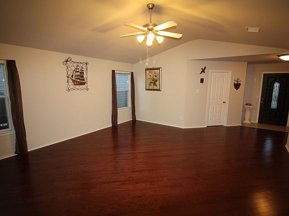 4th image of 915 Magnolia Fld