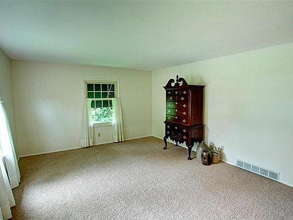 4th image of 3032 Dahlia Dr