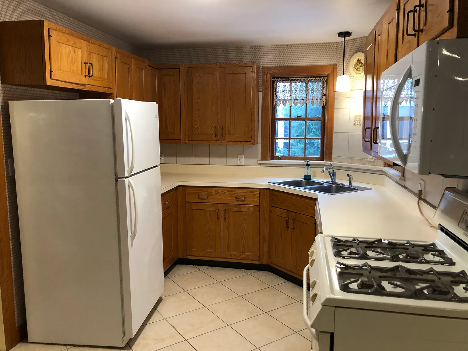 4 bed, 1.5 bath, 1900 sqft, $3,400 — Photo 4
