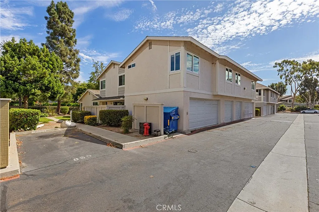 2 bed, 1.5 bath, 1104 sqft, $2,750 — Photo 3