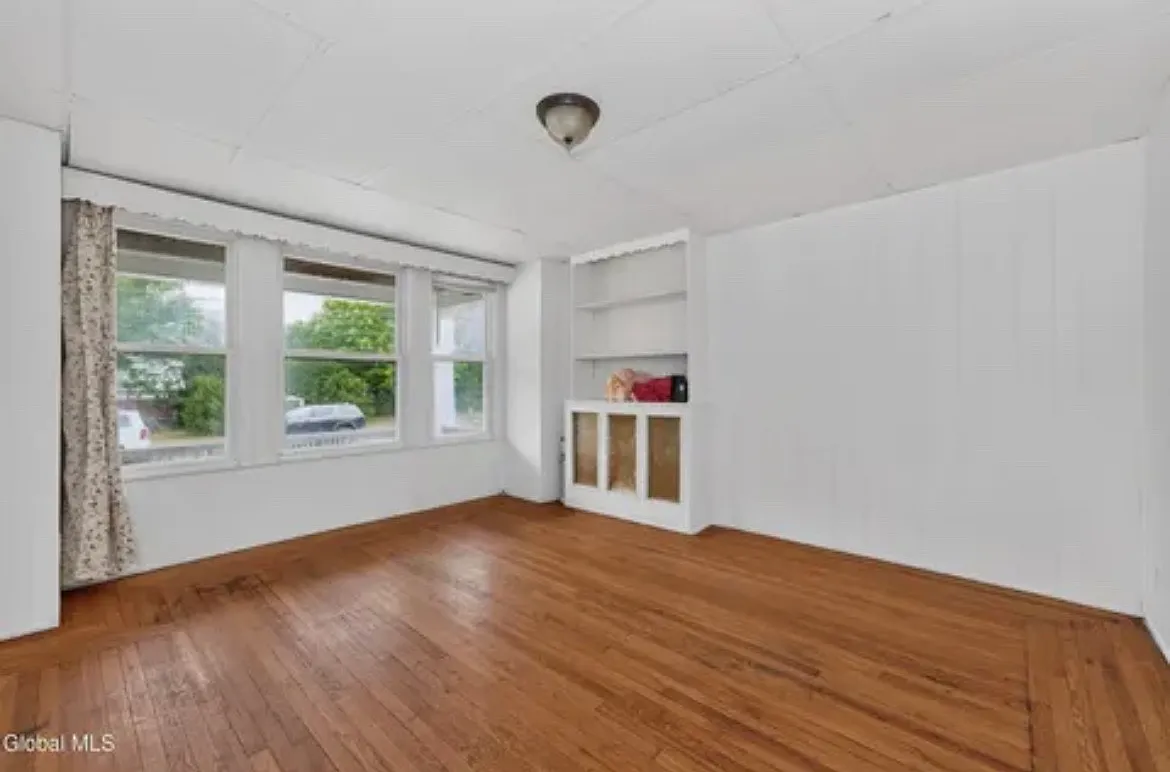 4 bed, 1258 sqft, $1,800 — Photo 1