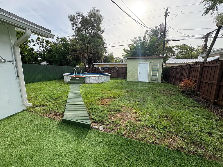 1032 NE 16th Ter — Photo 39