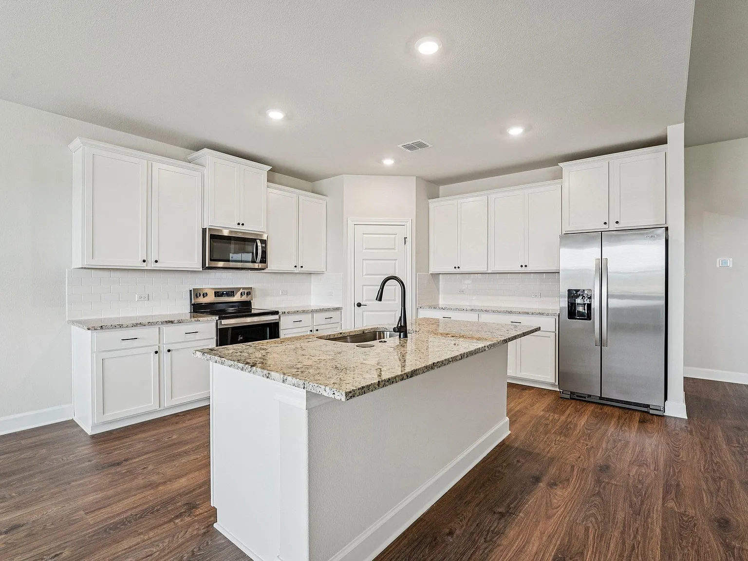 3 bed, 2.0 bath, 2127 sqft, $3,420 — Photo 3