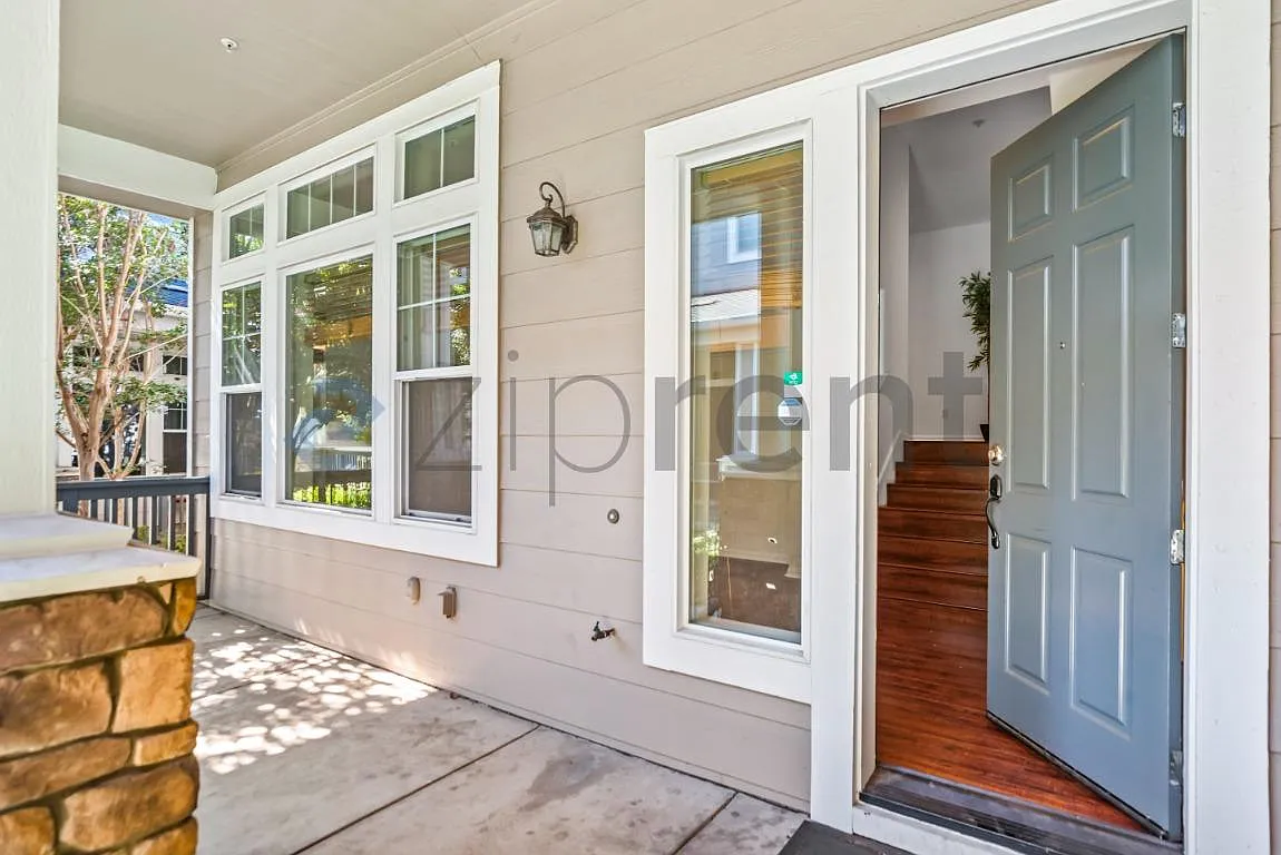 4 bed, 2.5 bath, 1920 sqft, $4,950 — Photo 3