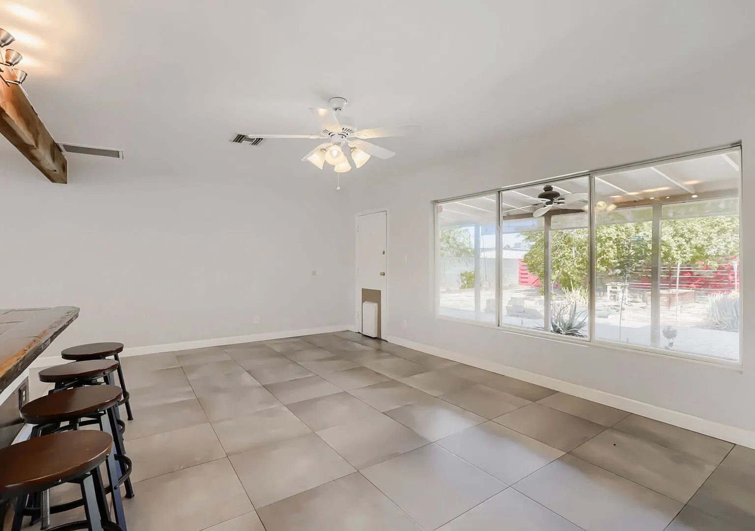 Spacious 4 bedroom house near Arcadia! Available NOW! — Photo 4