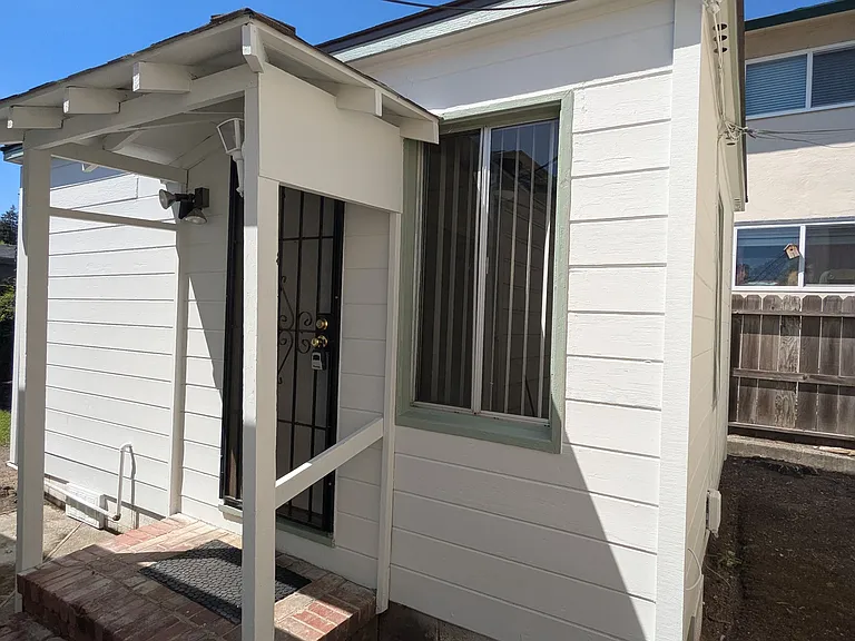 2580 San Carlos Ave — Photo 1