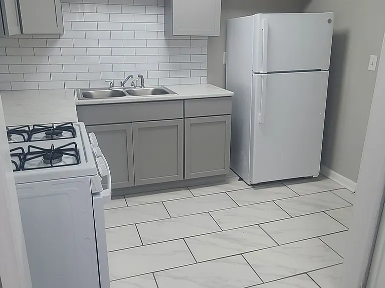 327 SW Graham Ct — Photo 4
