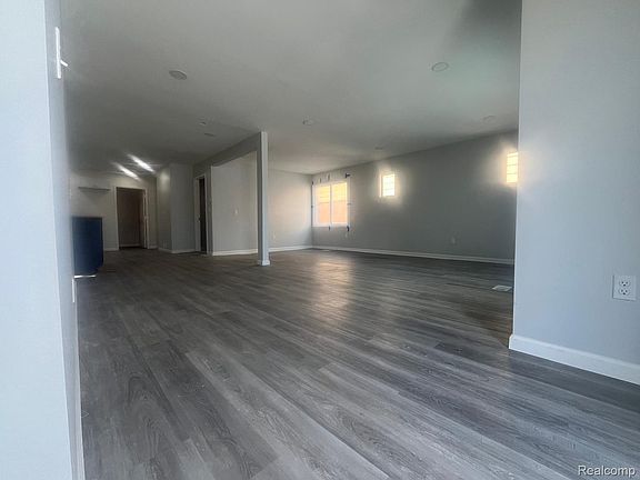 4th image of 15095 Strathmoor St