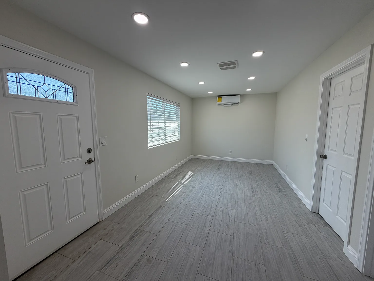 2 bed, 700 sqft, $2,700 — Photo 1