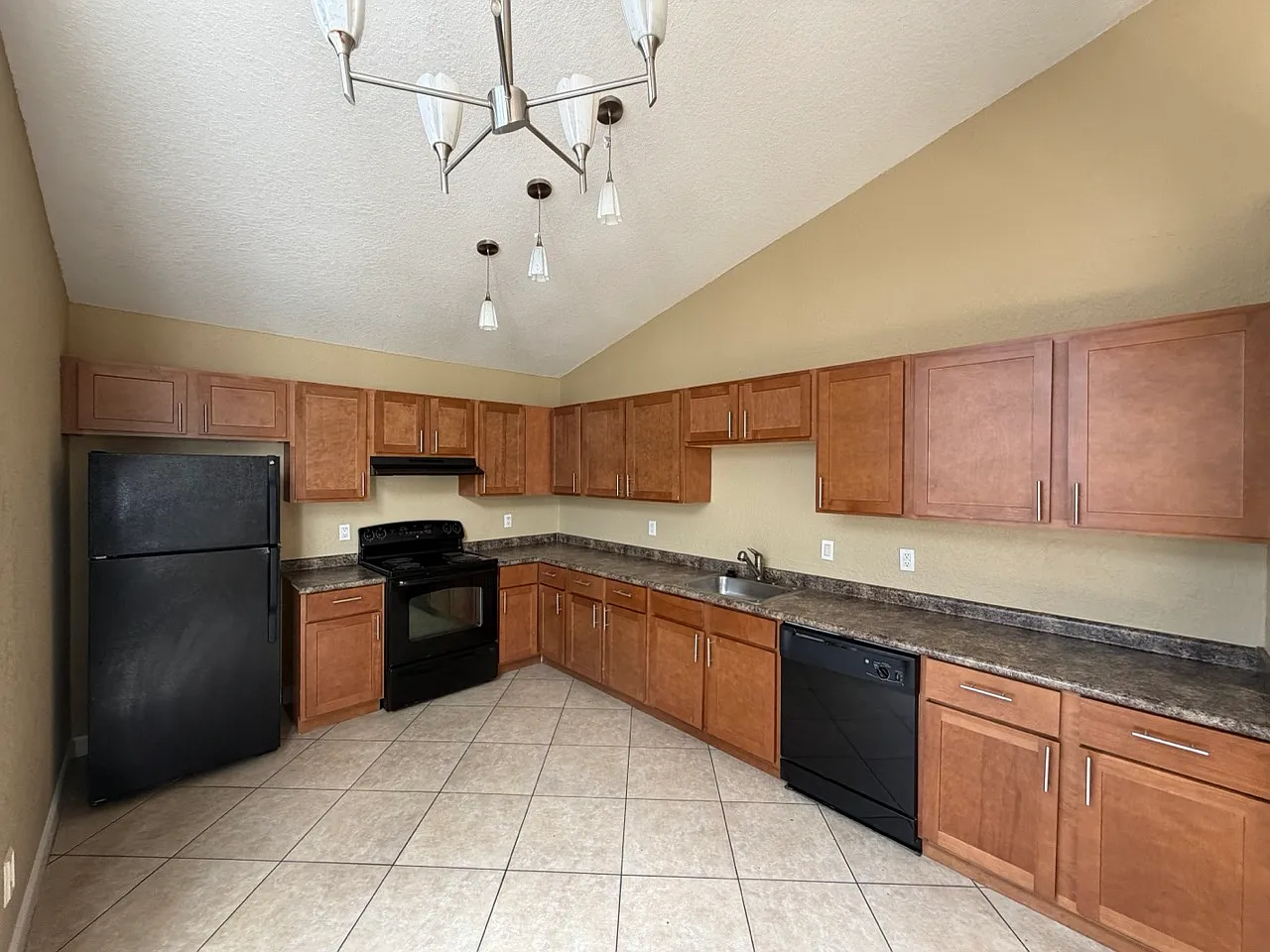 3 bed, 1483 sqft, $2,000 — Photo 3