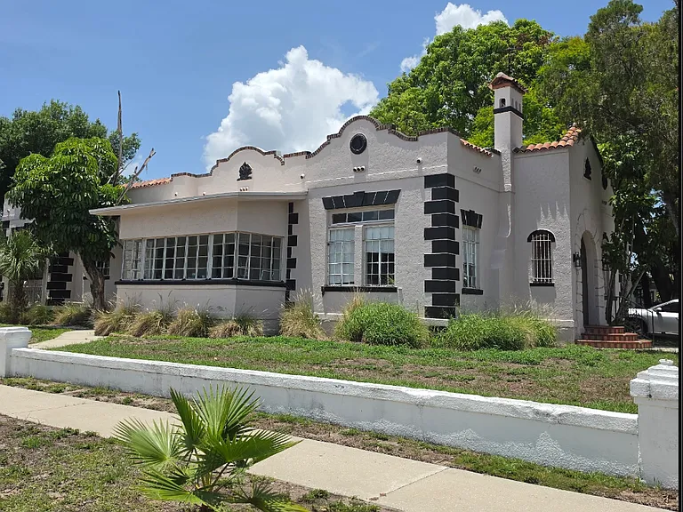 2102 W La Salle St — Photo 2