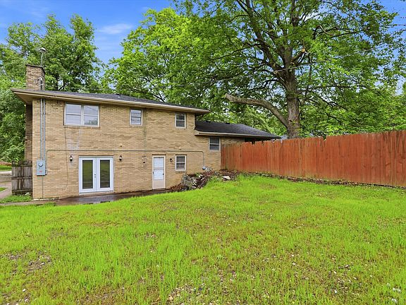 3rd image of 826 Yorkshire Rd