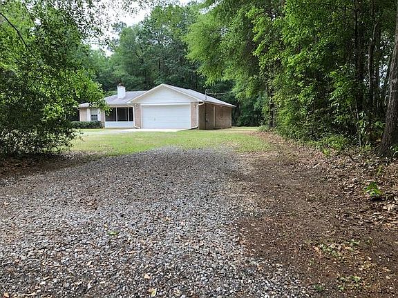Circular driveway entry to rental home