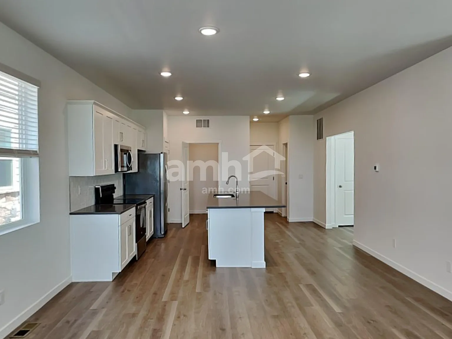 4 bed, 3.5 bath, 2546 sqft, $3,145 — Photo 3