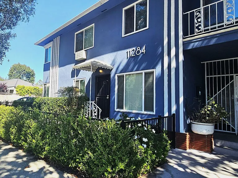 Westwood Hills Apartment — Photo 2