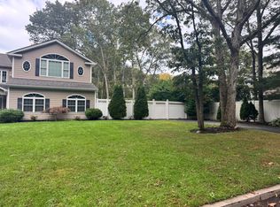 38 Chelsea Dr, Mount Sinai, NY 11766