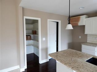 911 W 8th Ave, Kearney, MO 64060