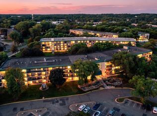 10501 Cedar Lake Rd APT 512, Minnetonka, MN 55305