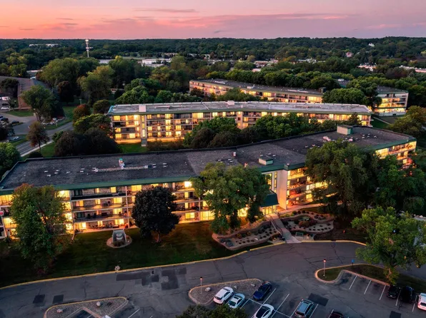 10501 Cedar Lake Rd APT 512, Minnetonka, MN 55305