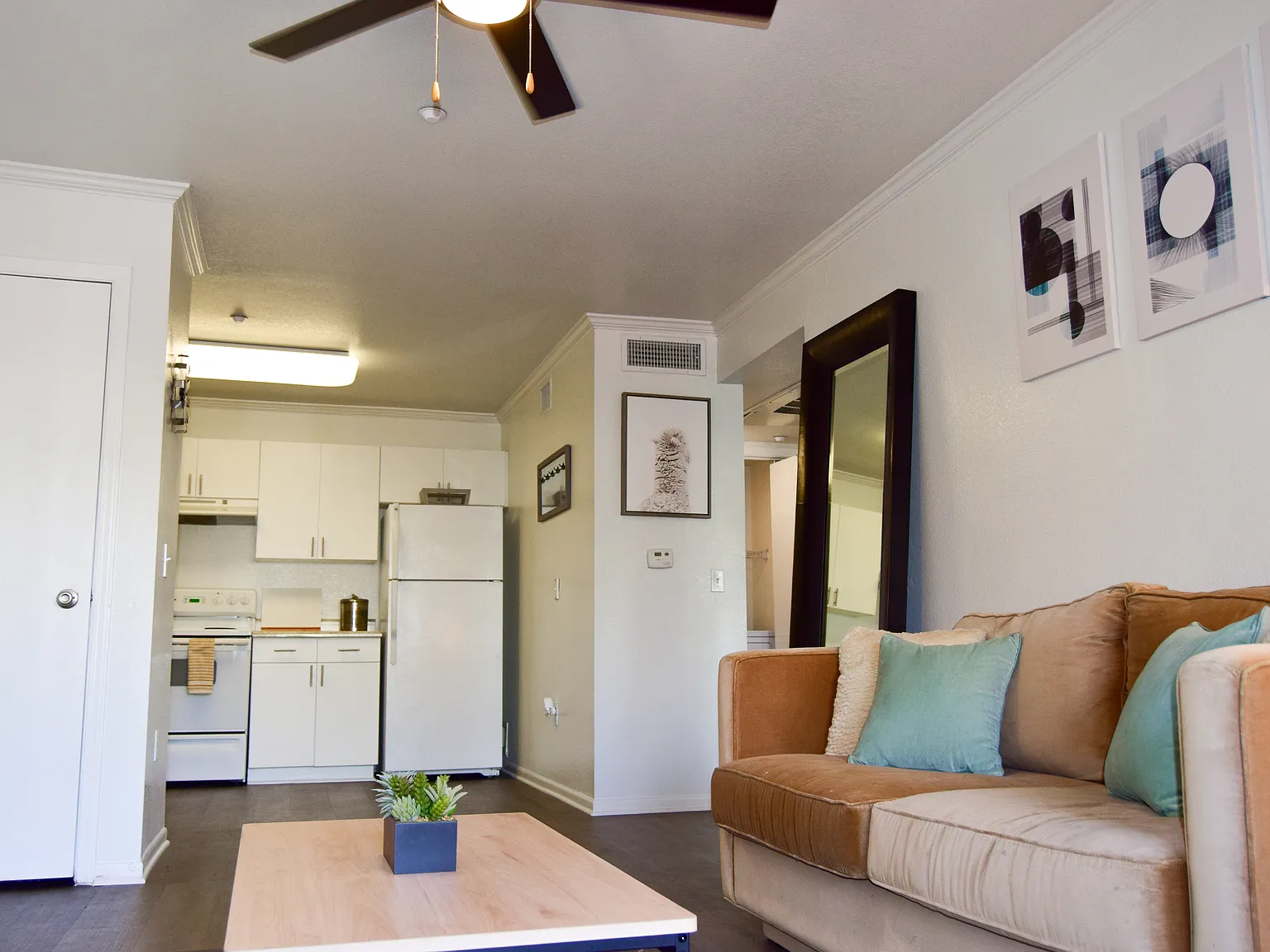 La Pacifica Apartments — Photo 4