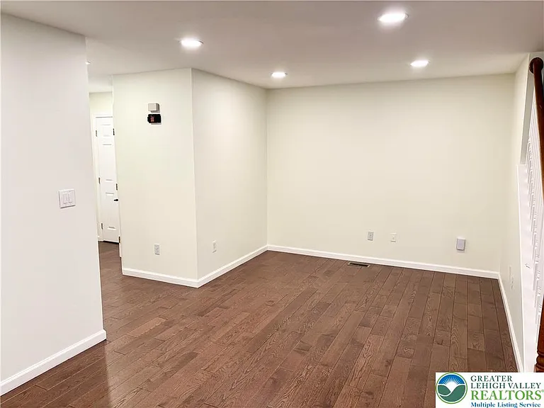 1319 Mohr Cir — Photo 6