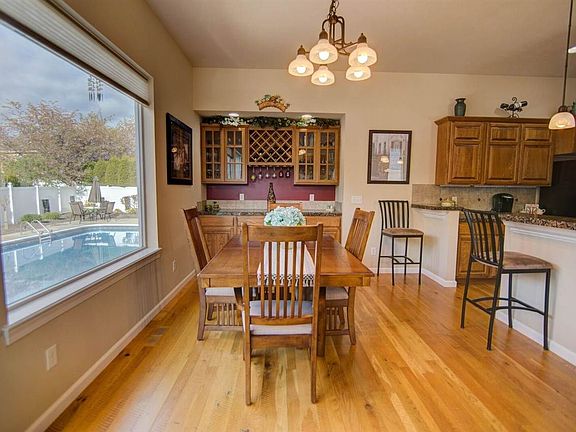 5th image of 906 S Shelley Lake Ln
