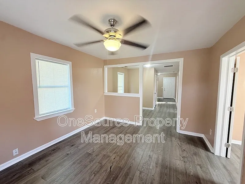 2 bed, 1.0 bath, 1418 sqft, $925 — Photo 2