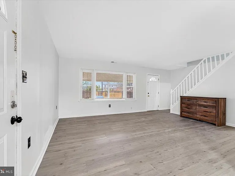 6 Sherwood Ln — Photo 2