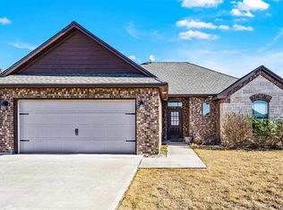 405 N Mountain Meadow Dr, Cache, OK 73527