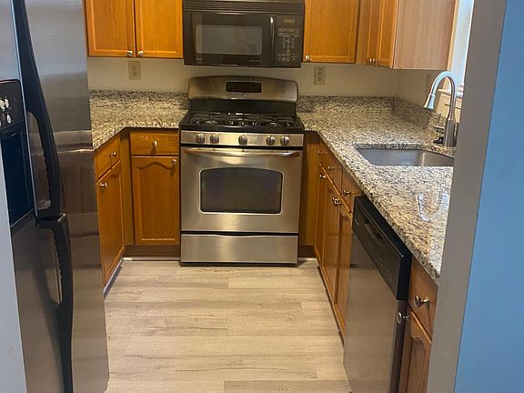 Kitchen 
granite countertops
stainless steal appliances