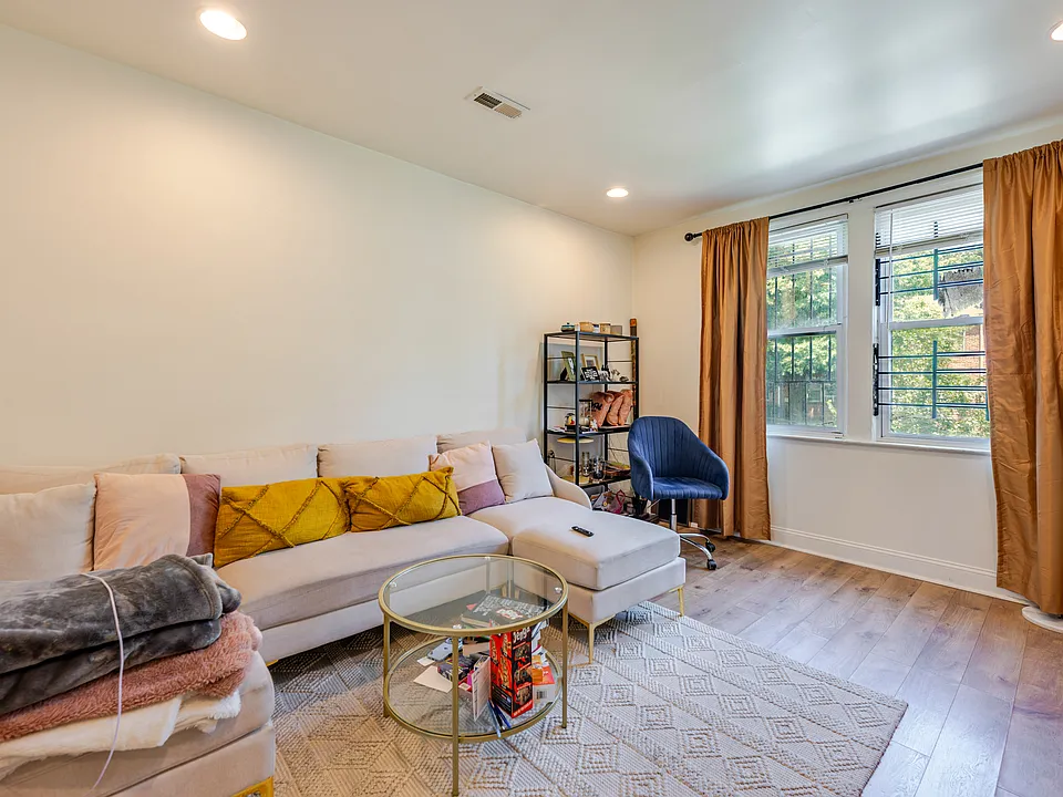 1909 M St NE #2