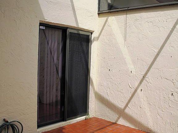 fence enclosed patio (4)