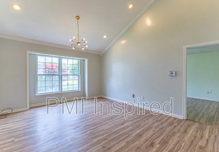 2404 Buckingham Cir — Photo 6