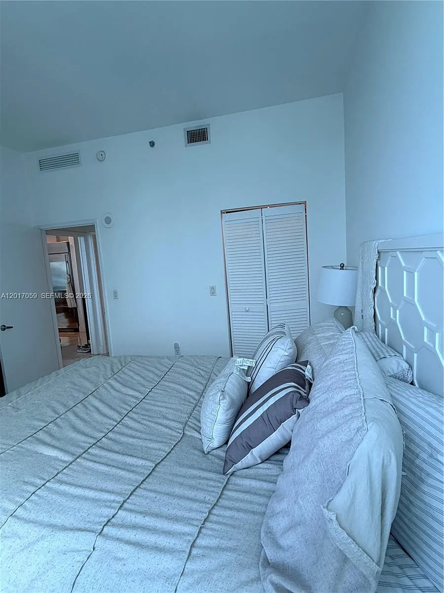 Building Photo - 950 Brickell Bay Dr #4208