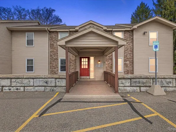 5080 Harbor Oak Dr, Waterford, MI 48329