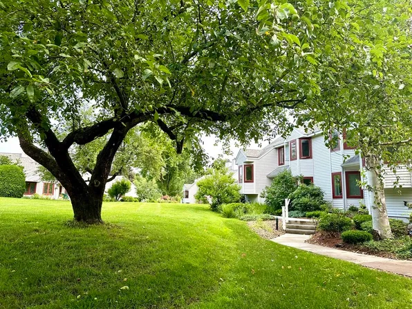 34 McIntosh Dr, Amherst, MA 01002