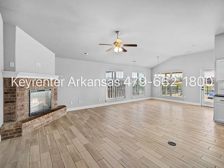 761 Melrose Pl — Photo 6