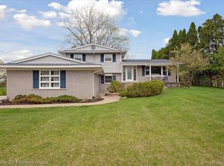 7915 Little Farm Ln, West Bloomfield, MI 48322