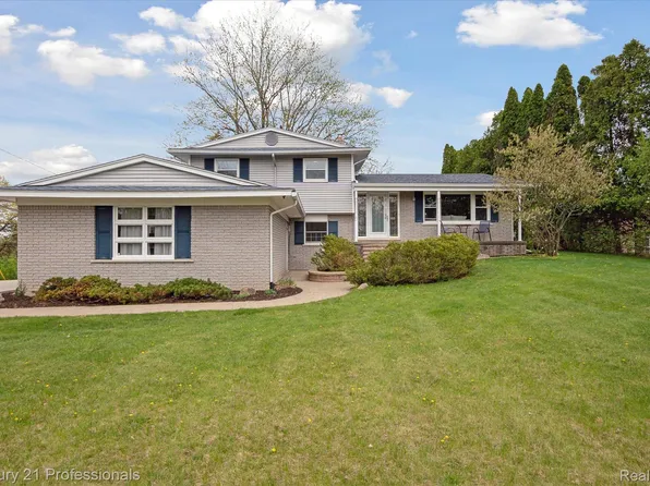 7915 Little Farm Ln, West Bloomfield, MI 48322