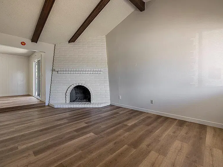 2 bed, 1000 sqft, $2,200 — Photo 2