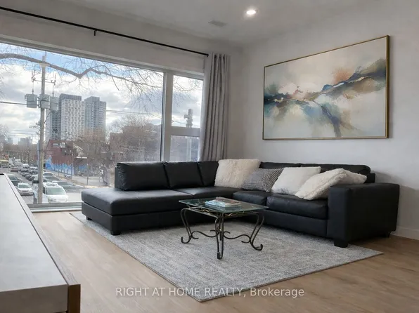 674 Manning Ave Floor 3, Toronto, ON M6G 2W4