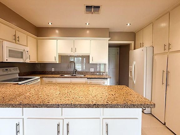 4th image of 19 Saint Andrews Ln