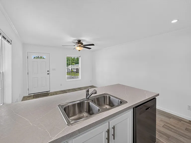 Laurel Woods — Photo 28