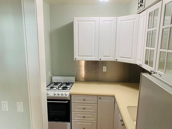 4th image of 18 Grove St #8