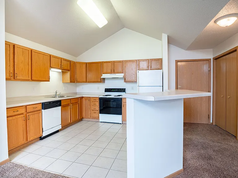 Fargo, ND Summit Point Apartments | 11A | Kitchen