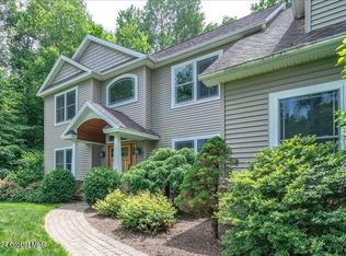 15 Seymour Dr, Saratoga Springs, NY 12866