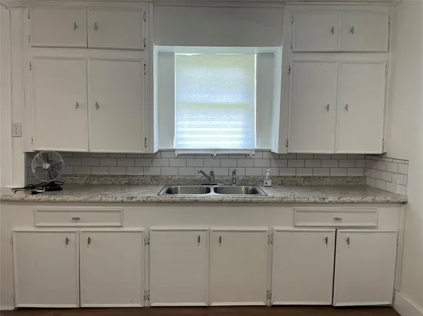 405 Woodrow Jackson Dr, Navasota, TX 77868