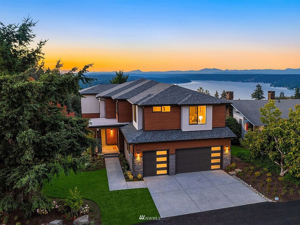 Newly custom-crafted home by Sal Cohen with panoramic views of Lake Sammamish and the Cascade Mountains from nearly every room.>