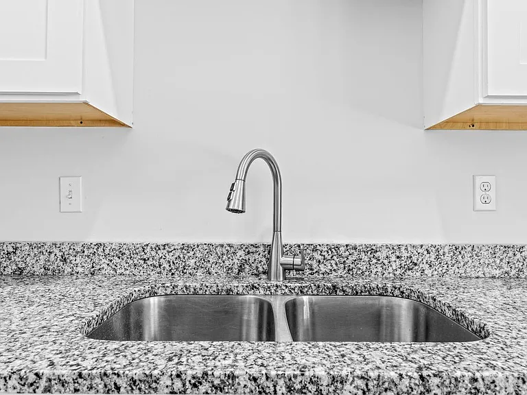 1213 N Chamberlain Ave — Photo 6