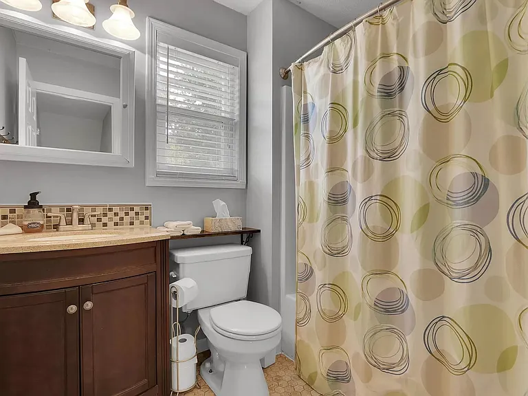 Full bathroom on 2nd floor